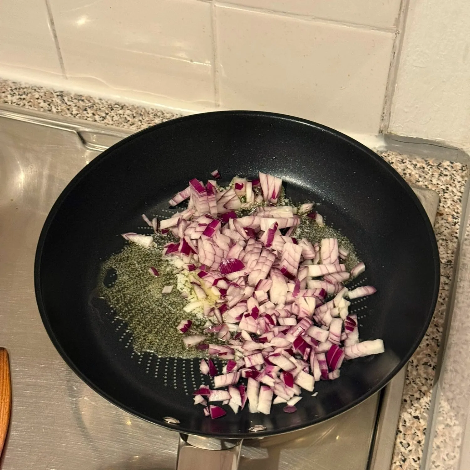 Gewürfelte rote Zwiebel in Butter in der Pfanne