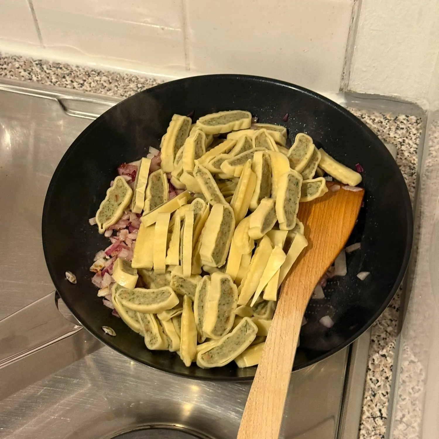 Maultaschen in Streifen geschnitten in der Pfanne