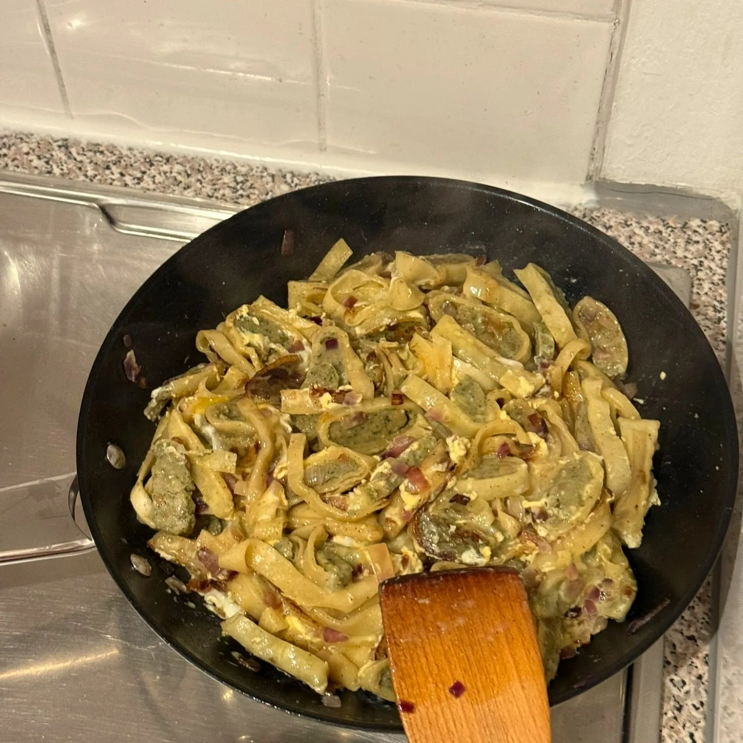 Maultaschen mit gestocktem Ei in der Pfanne